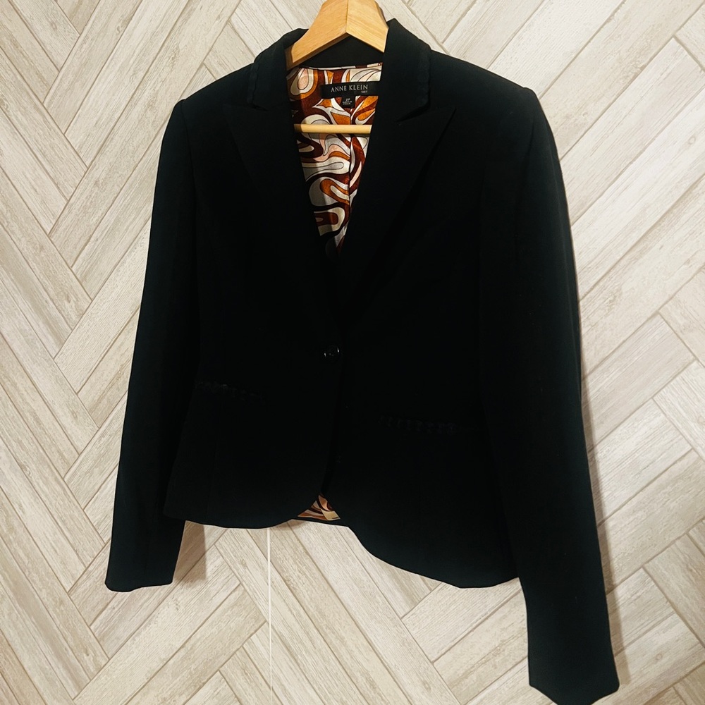 Vintage Y2K Anne Klein blazer. Size 2p. In pre-loved vintage condition.
